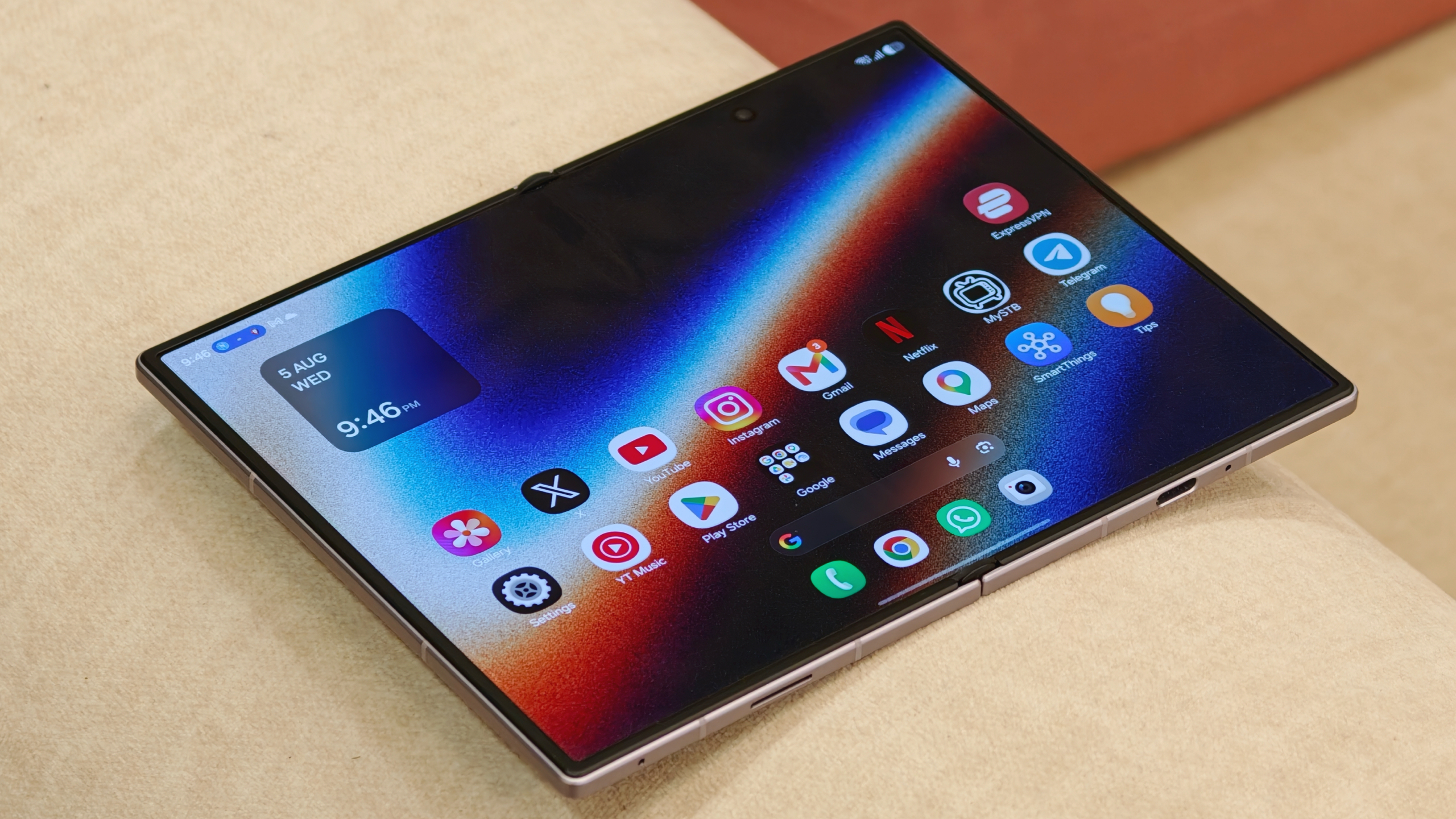 Comparing the crease of the Samsung Galaxy Z Fold 8 vs. Oppo Find N6