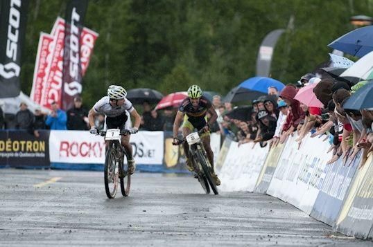 Nino Schurter (Scott Swisspower) looks over at his sprint rival Jose Hermida (Multivan Merida)