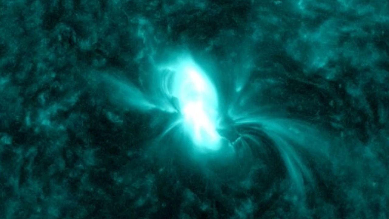 Una imagen muestra una erupción solar asociada con las eyecciones de masa coronal del 1 y 2 de noviembre de 2021.