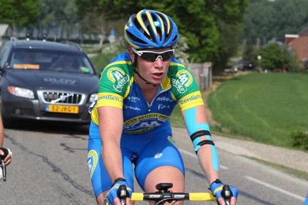 Conserving energy, Kirsten Wild (AA Drink) was happy to sit at the back of the break