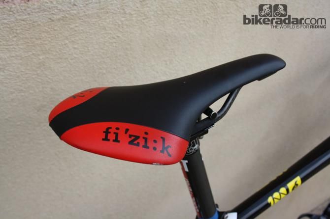 The fi&rsquo;zi:k Antares Braided saddle, like the pedals, show signs of wear: tried and tested contact points