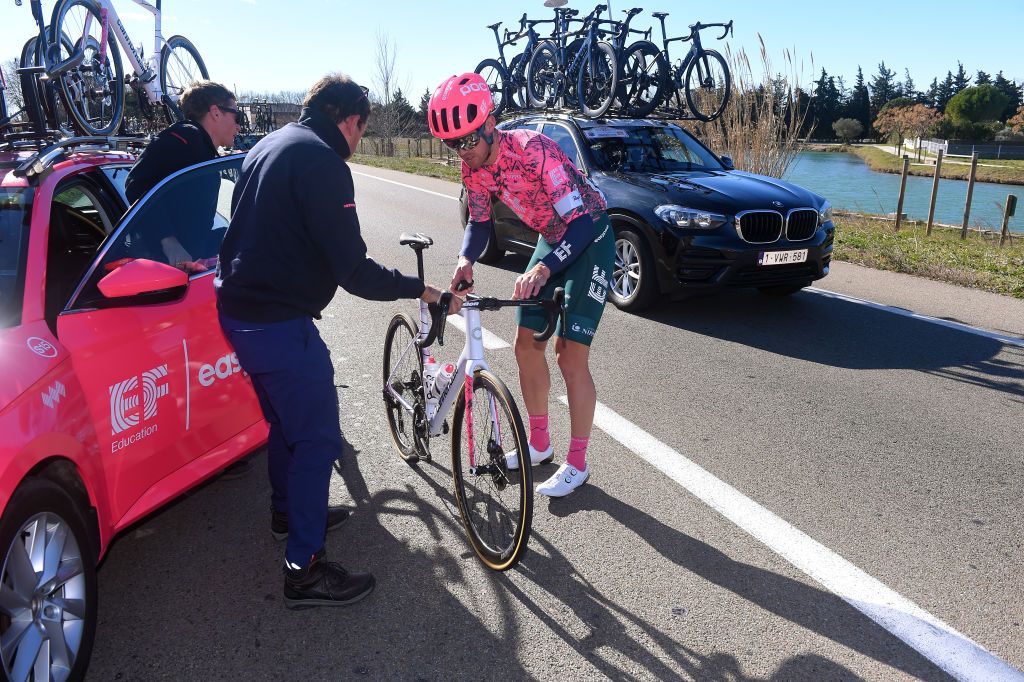 BELLEGARDESURVALSERINE FRANCE FEBRUARY 02 Thomas Scully of New Zealand and Team EF Education Easypost suffers a mechanical problem and is assisted by a helper during the 52nd toile De Bessges Tour Du Gard 2022 Stage 1 a 1608km stage from Bellegarde to Bellegarde 161m EtoiledeBesseges EDB2022 on February 02 2022 in BellegardesurValserine France Photo by Luc ClaessenGetty Images