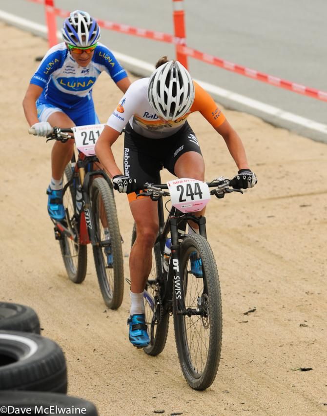 Marianne Vos (Rabo-Liv Team) trying to get rid of Katerina Nash
