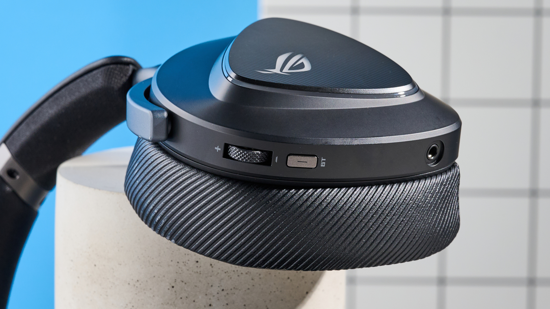 An Asus ROG Delta II wireless gaming headset