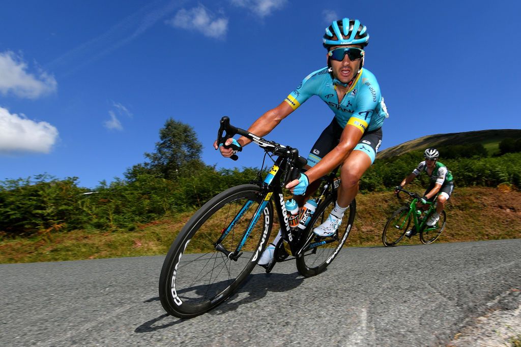 Gorka Izagirre descending during stage 11