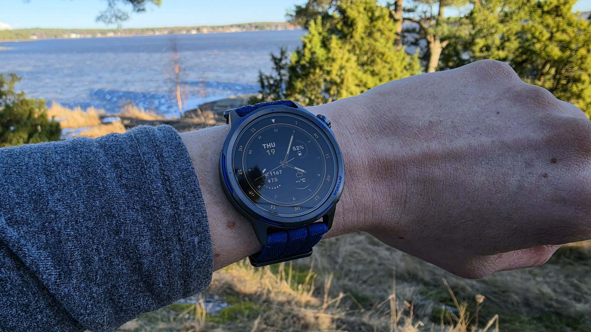 Huawei Watch GT Runner 2 runt en handled utomhus.
