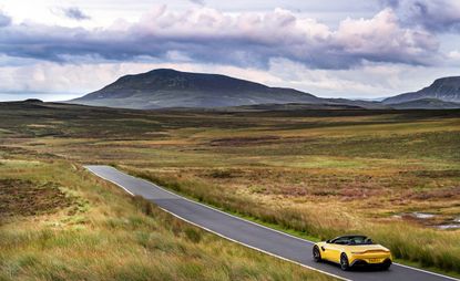 Aston Martin Vantage Roadster in Yellow Tang