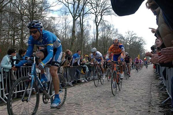 George Hincapie (Discovery) powers through Arenberg