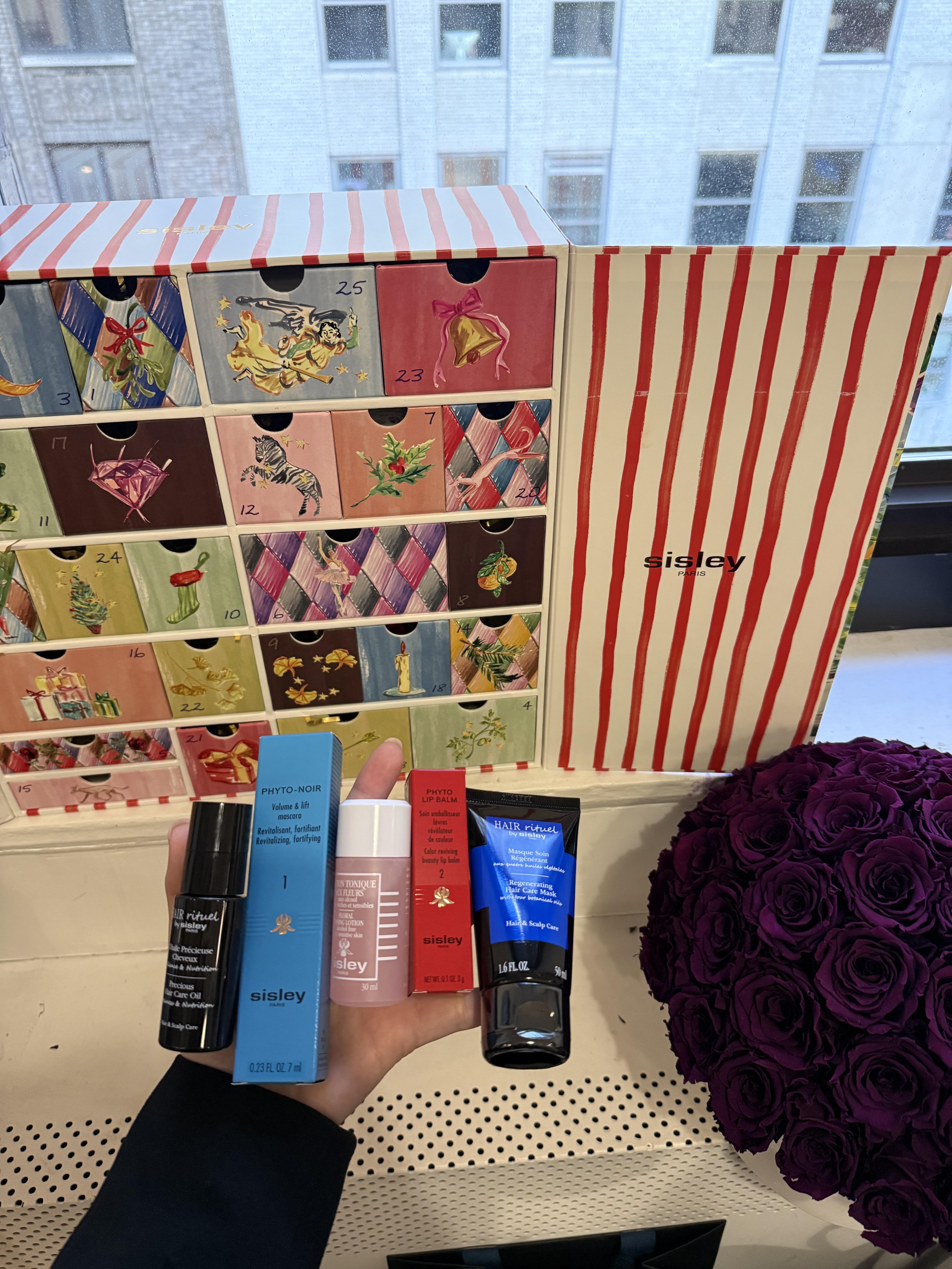 Photo of Jamie Schneider testing the Sisley Paris 2025 Advent Calendar