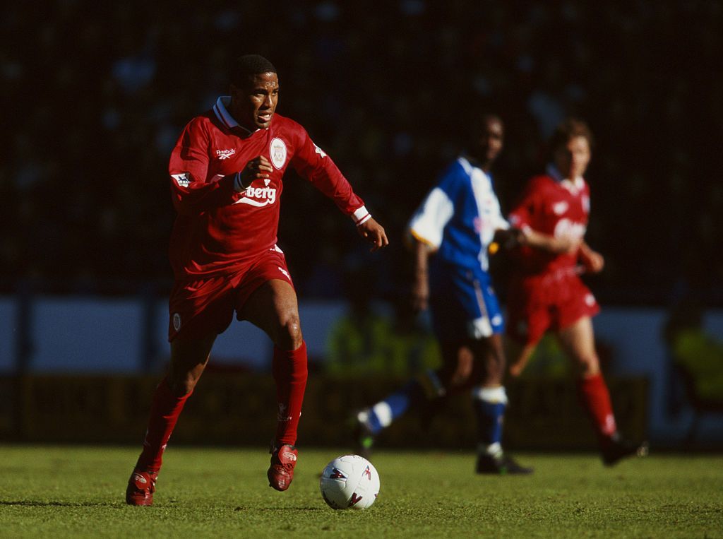 John Barnes explica como um motorista de táxi deu a ele uma chance no futebol