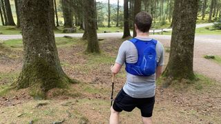 Osprey Duro 6: wearing the pack in woodland