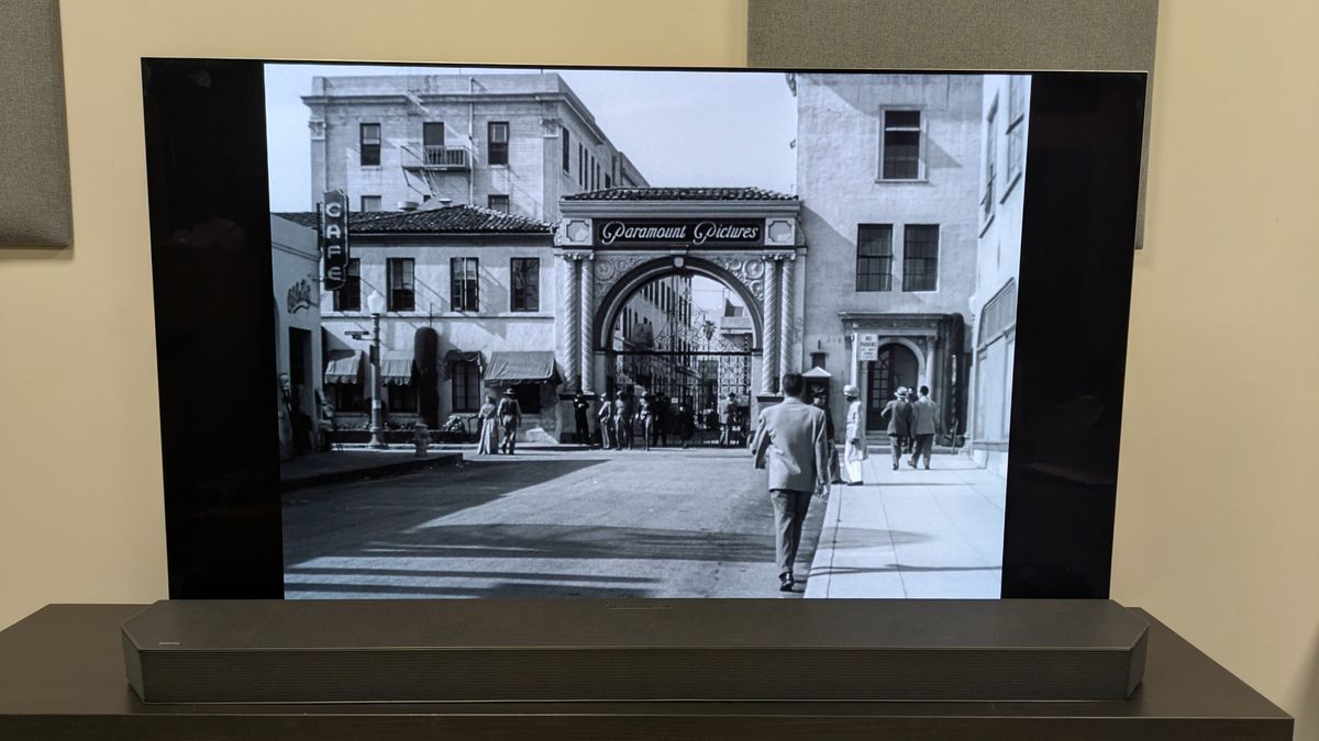 Sunset Boulevard 4K Blu-ray showing exterior shot of Paramount Studios on LG G5