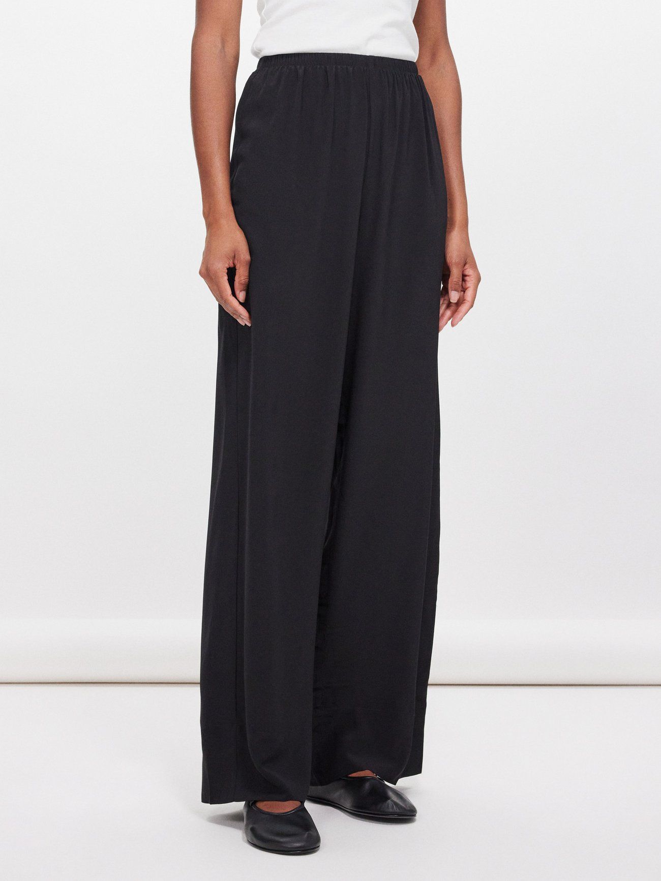 missing-image سوف ينتشر صيحة البنطلونات الحريرية في كل مكان هذا الربيع