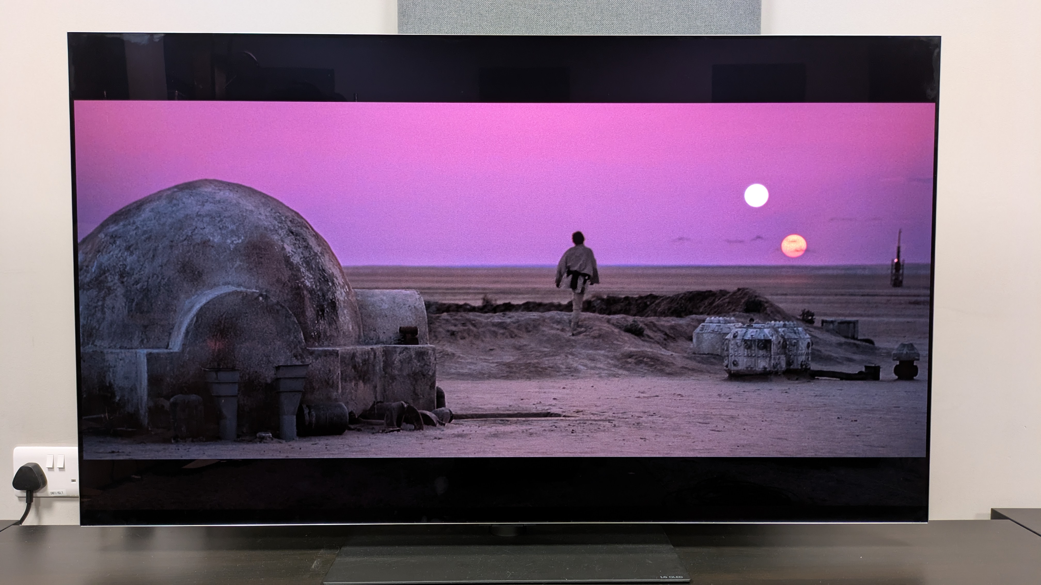 LG G5 showing the twin sunsets scene from Star Wars Episode IV: A New Hope 