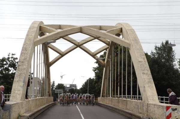 The bridge at Papendrecht, which marked the difference between country roads and town streets on the course