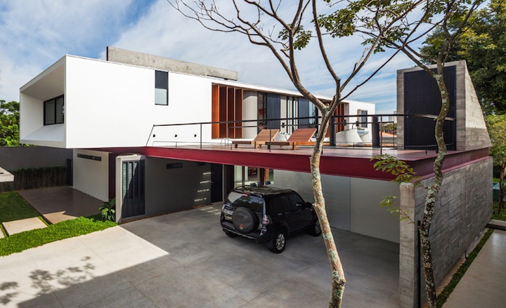 In a confident gesture, the architect boldly arranged the program across two distinct volumes, placed perpendicular to each other in plan