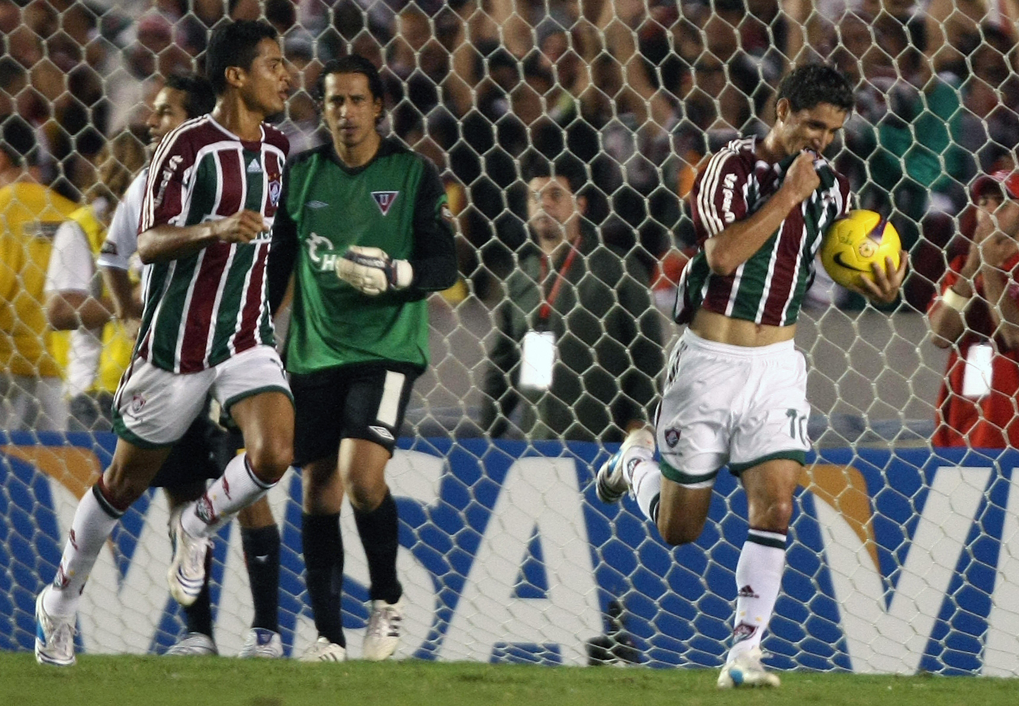 Thiago Neves festeggia dopo aver segnato per il Fluminense nella gara di ritorno della finale di Copa Libertadores contro l'LDU Quito nel luglio 2008.