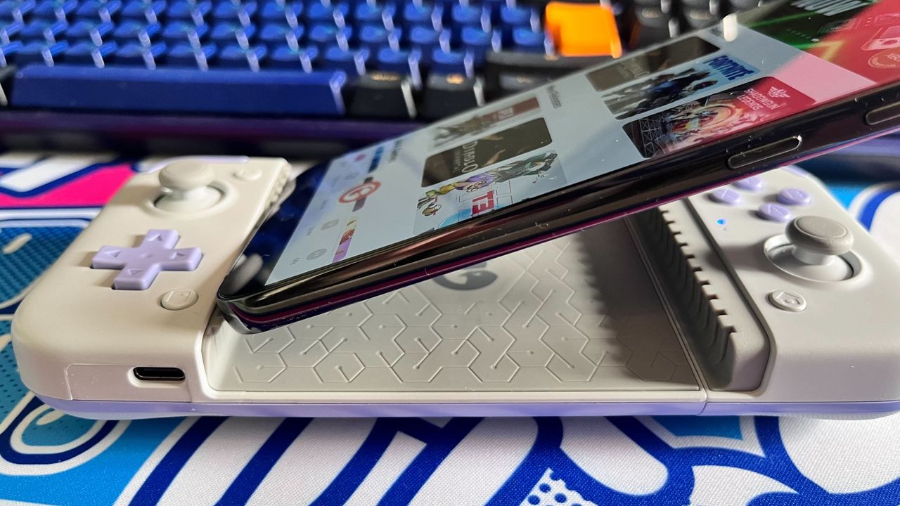 Inserting a phone into the GameSir X2s Type C