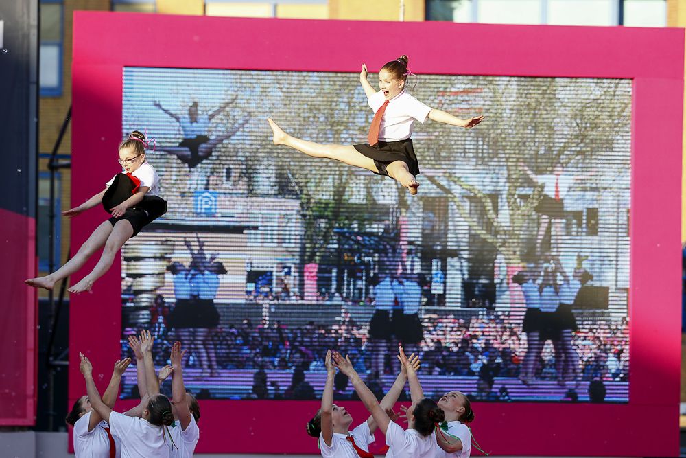 dancers entertain the crowds at the Giro presentation