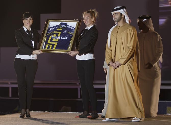 Sheikh Mansour bi Mohammed bin Rashid Al Maktoum with Dubai Jersi during the announcement ceremony of Dubai Tour