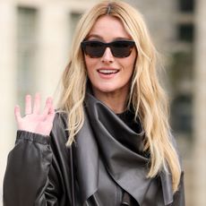 Sarah Pidgeon's jeans outfit proved the high-vamp flats trend is airport friendly