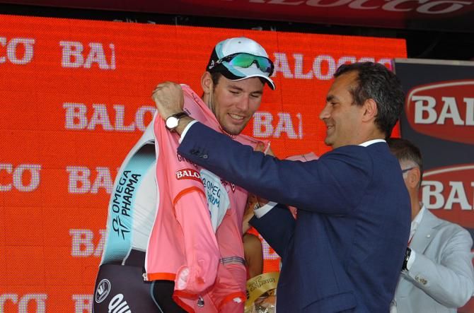 Mark Cavendish puts on the pink jersey