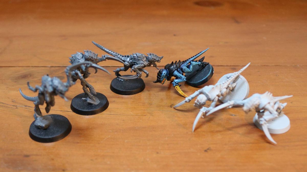 New Tyranid Hormagaunt models on a wooden table