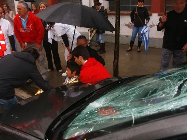 Julian Dean (GreenEdge) collided with a parked car when he swerved to avoid a crash early in stage 3.
