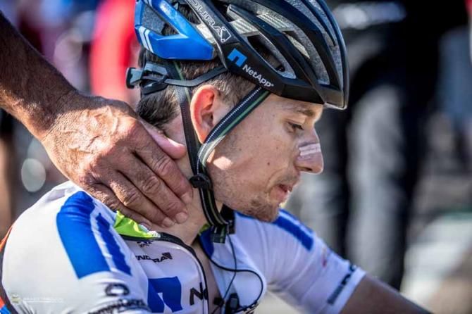 Leo K&ouml;nig (NetApp-Endura) gets a hand after the dificult finale
