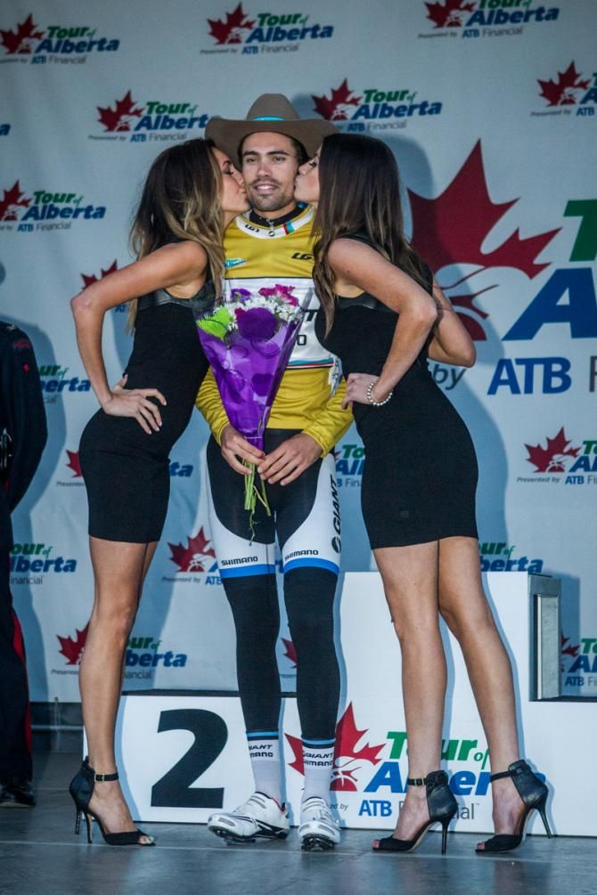 Tom Dumoulin (Giant-Shimano) takes the first yellow jersey of the race