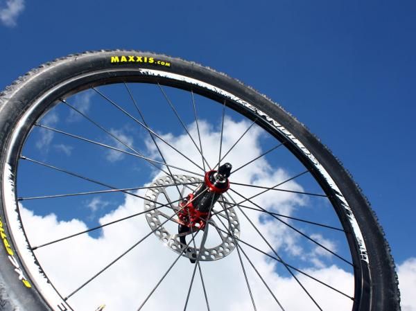 The new Reynolds XC off-road wheelset boasts a 290g tubeless-compatible carbon rim.