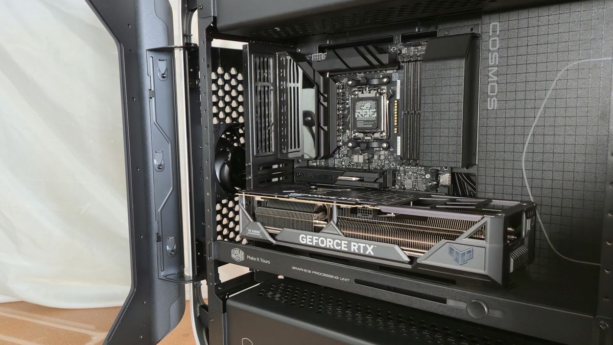 Cooler Master Cosmos Alpha - Inside 2