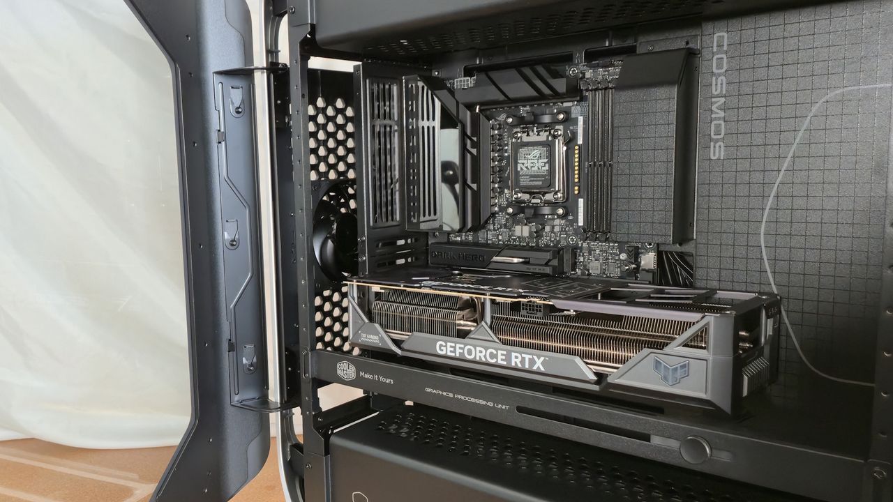 Cooler Master Cosmos Alpha - Inside 2
