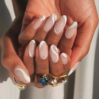 Nails for wedding guests: wavy designs