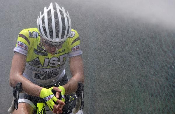 Two birds, one stone: An ISD rider cools off and gives his kit a wash after the stage