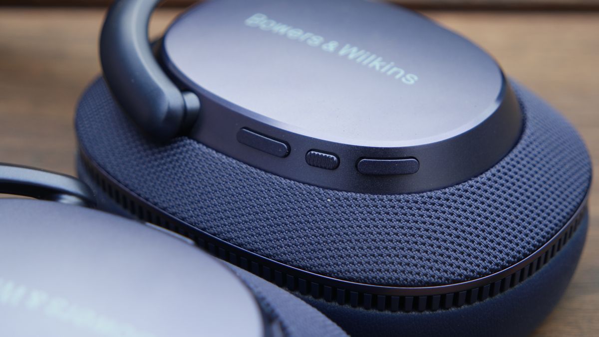 Bowers &amp; Wilkins Px7 S3 with playback controls shown