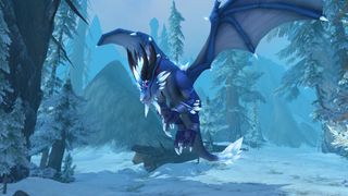 World of Warcraft: Dragonflight Beta: Ein blauer Drache schwebt über dem Schnee.