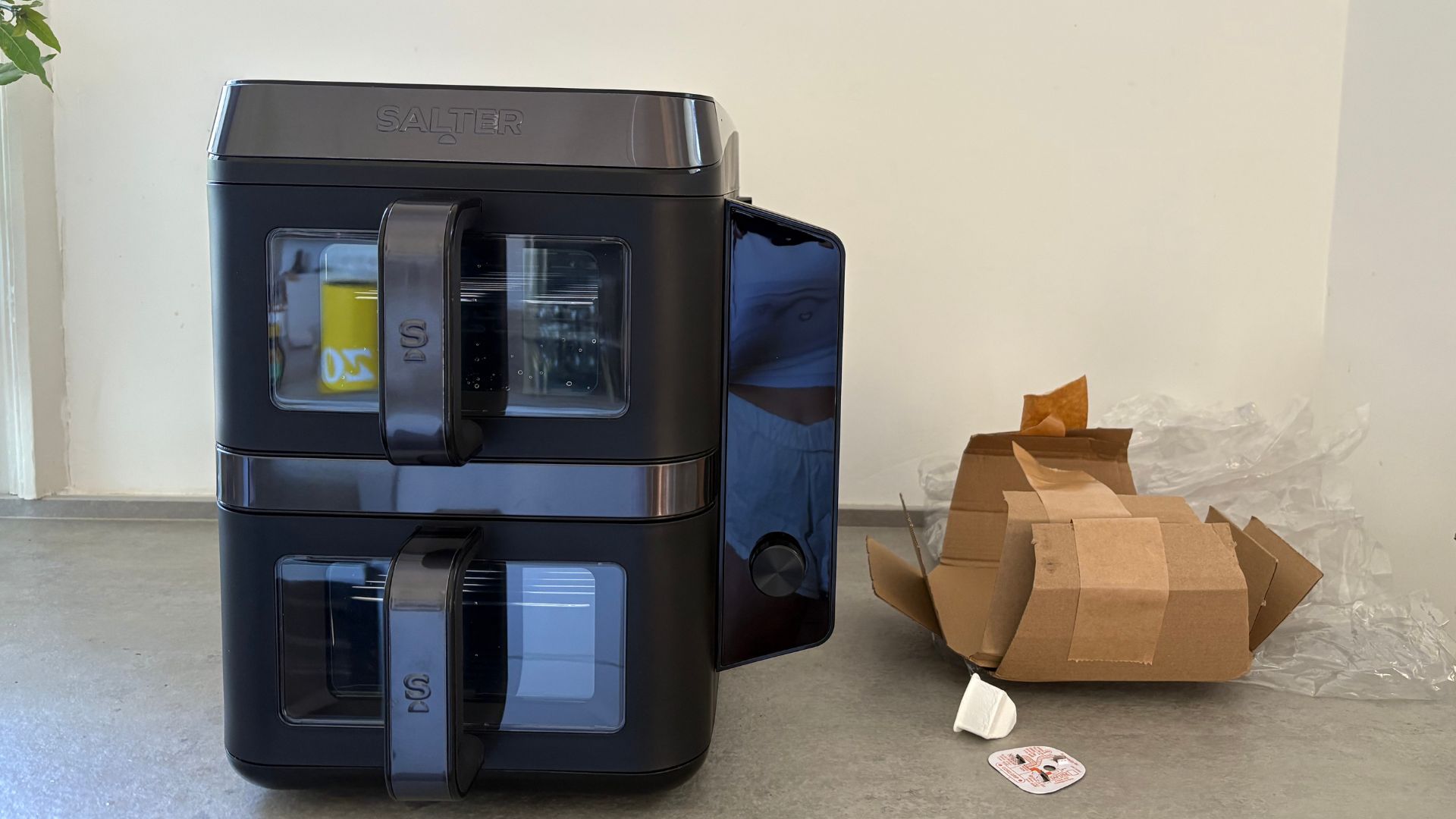 Packaging that comes with the Salter VertiCook Air Fryer