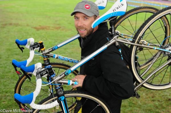 Matt Roy carrying Mo's spare Seven bikes to the pit