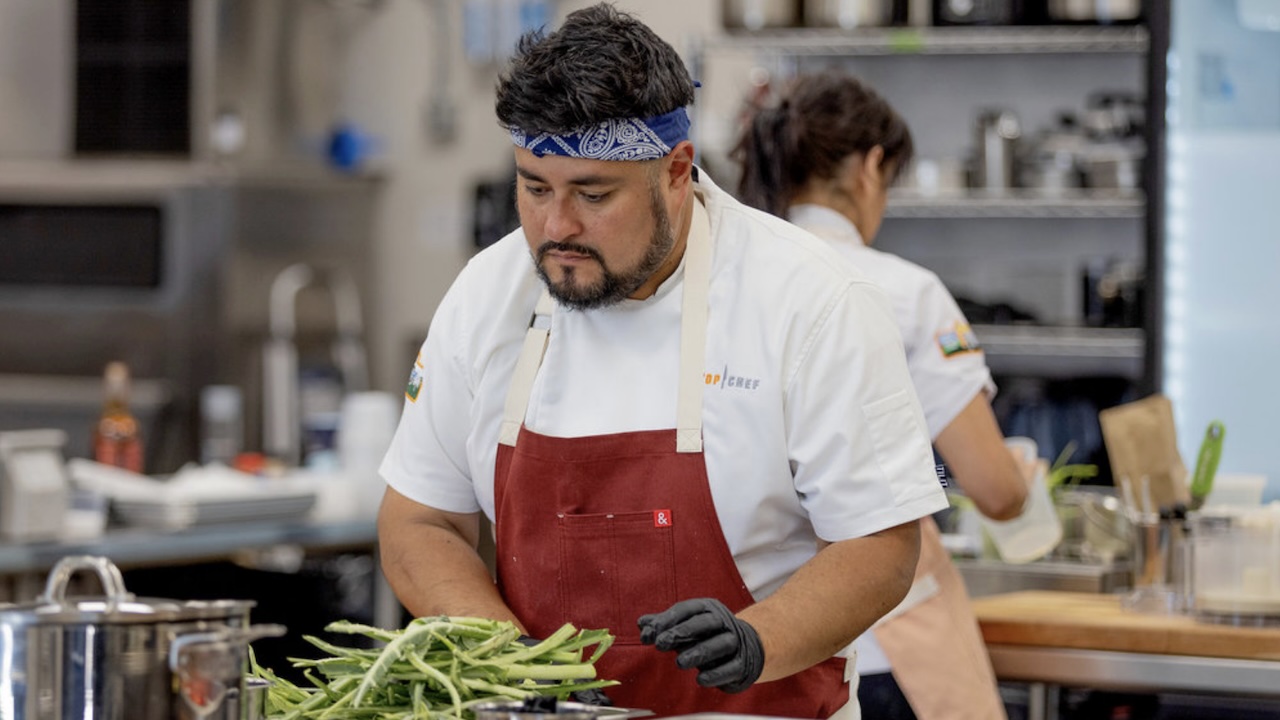 Oscar Diaz doing kitchen prepwork in Top Chef Season 23 Restaurant Wars