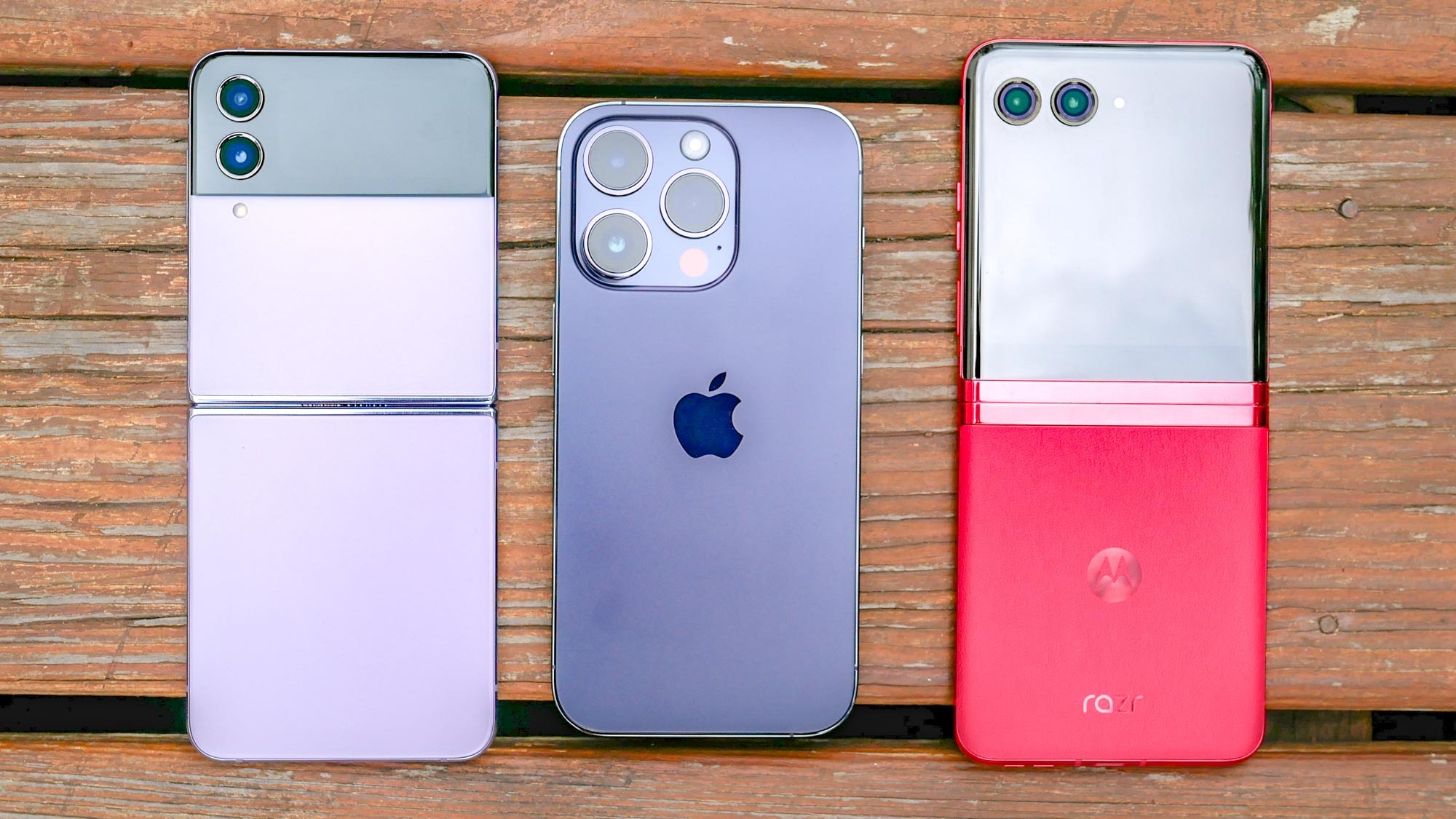 Imagen del iPhone 14 Pro Max, Motorla Razr + y Samsung Galaxy Z Flip 4 uno al lado del otro.