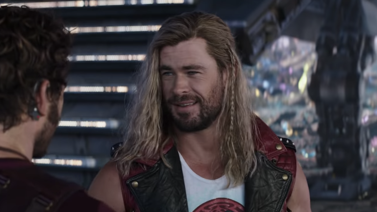 Thor 4 Set Photo Shows Chris Hemsworth's Massive Muscles & Korg Return