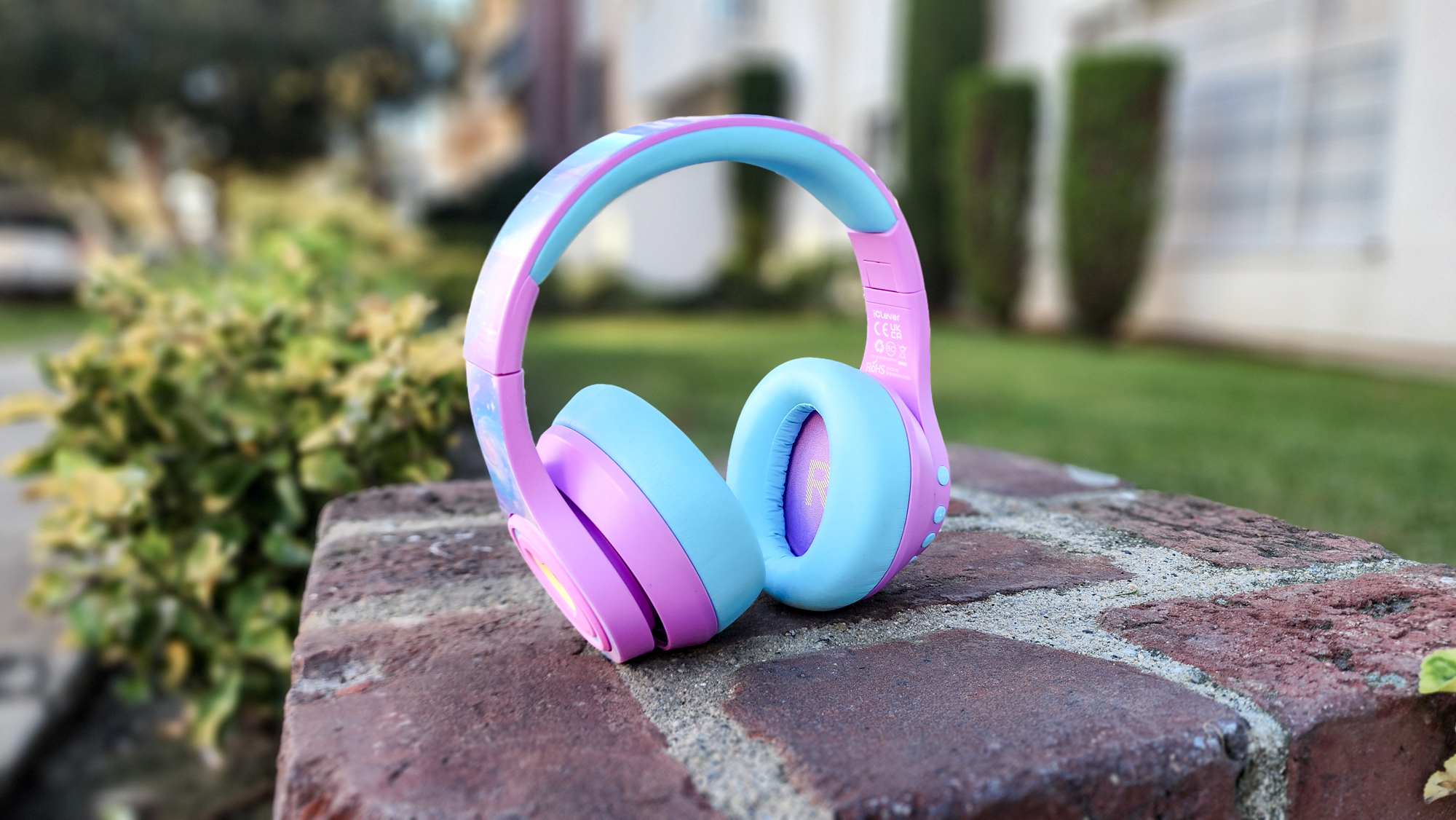 iClever Auraa kid headphones