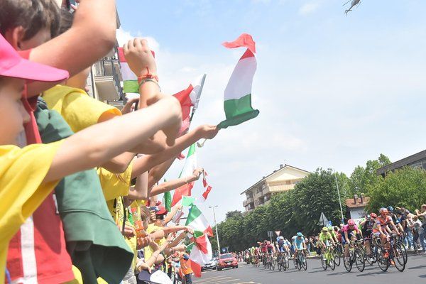 Bambini cheer on the riders