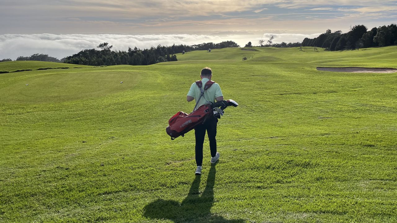 Dan Parker on course with the Sun Moutain 2024 H2NO Litespeed stand bag