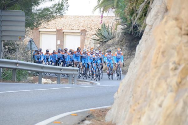 The bunch climb in unison