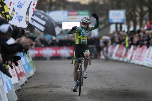 Sven Nys (Landbouwkrediet) takes one last look behind to check on the progress of his rivals.