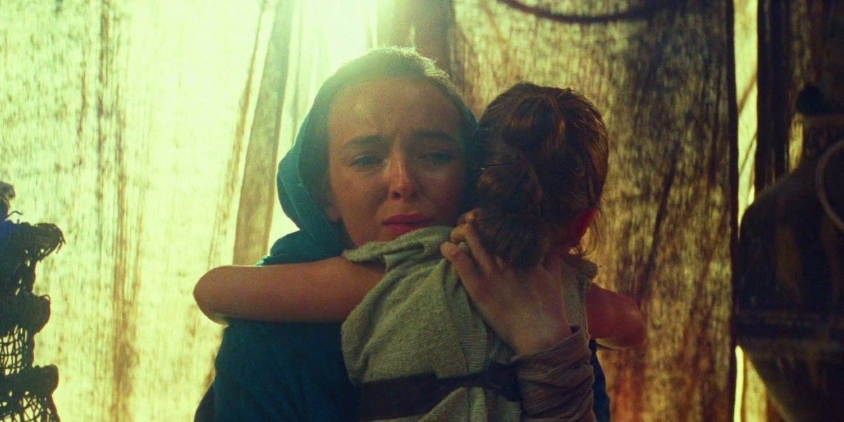 Rey&#039;s Mother (Jodie Comer) hugs young Rey goodbye in Star Wars: The Rise of Skywalker (2019)