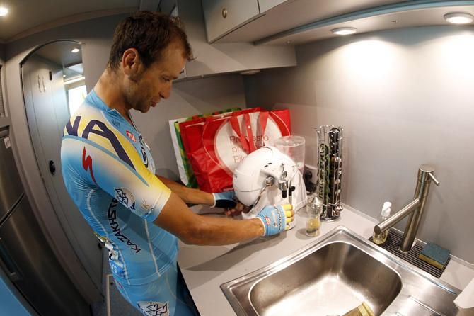 Michele Scarponi gets a coffee before the stage