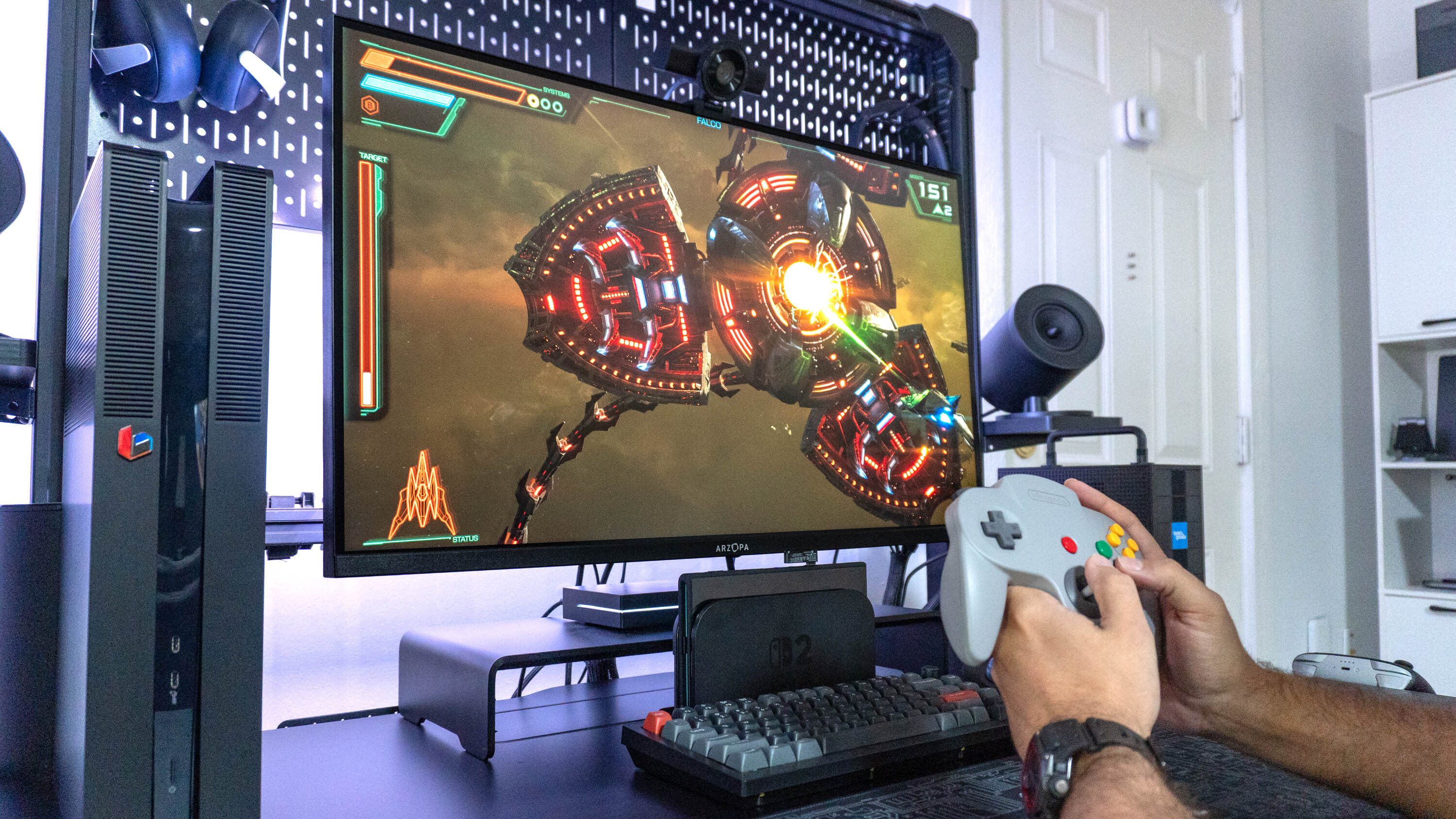 شخصی در حال بازی Star Fox در سوییچ 2 با کنترلر N64